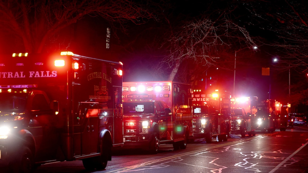 Hulpdiensten op weg naar de campus van Brown University.