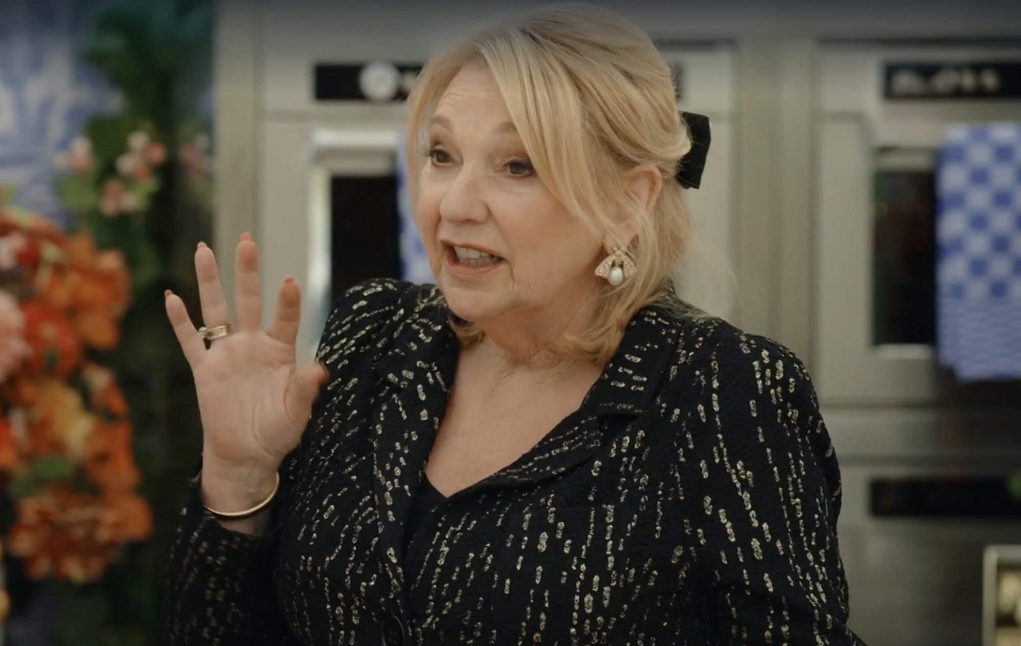 Janny van der Heijden smult van 'perfecte taart' in Heel Holland Bakt