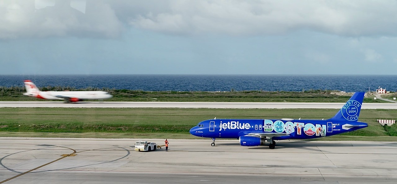 Militair vertoon VS bij Venezuela zorgt voor bijna-botsing met passagiersvliegtuig Curaçao