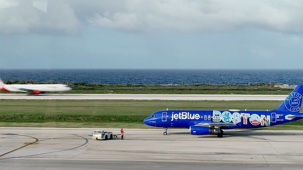 Militair vertoon VS bij Venezuela zorgt voor bijna-botsing met passagiersvliegtuig Curaçao