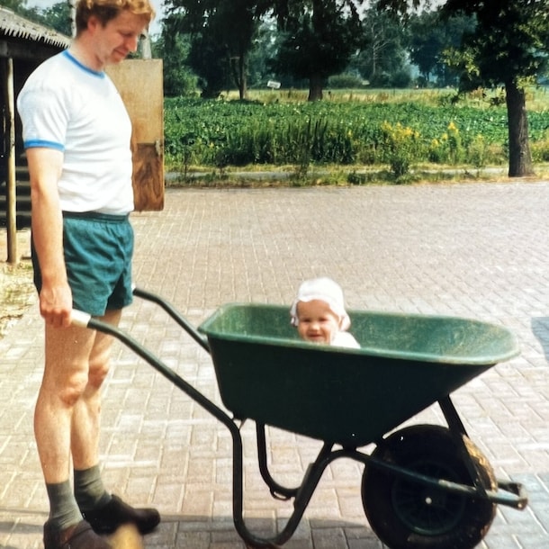 Baby Wouter met zijn vader.