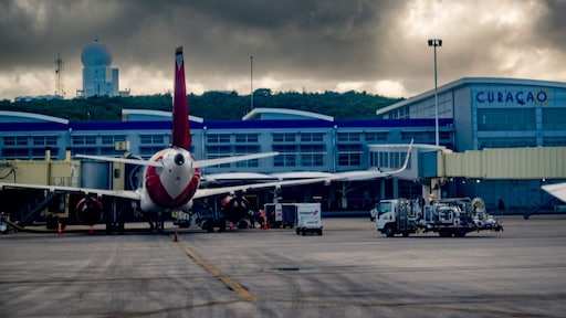 Twee bijna-botsingen boven Curaçao, kunnen vliegtuigen hier nog wel veilig vliegen?