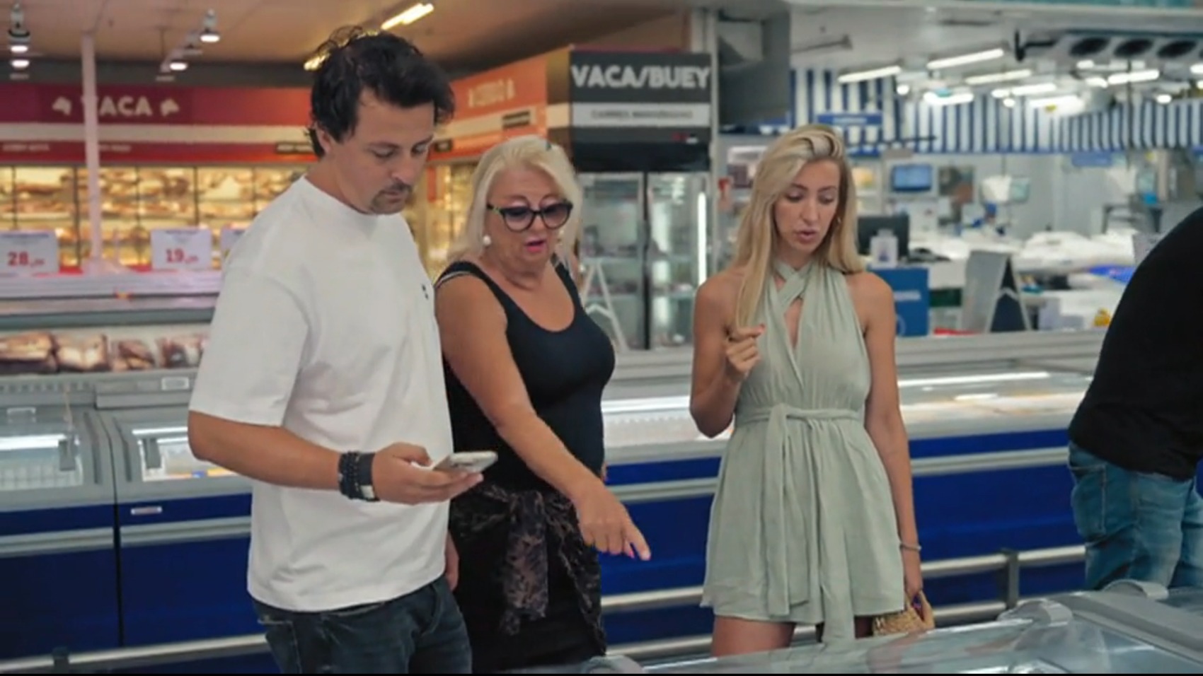 'Mama Mo' neemt de regie tijdens boodschappen doen in De Hanslers