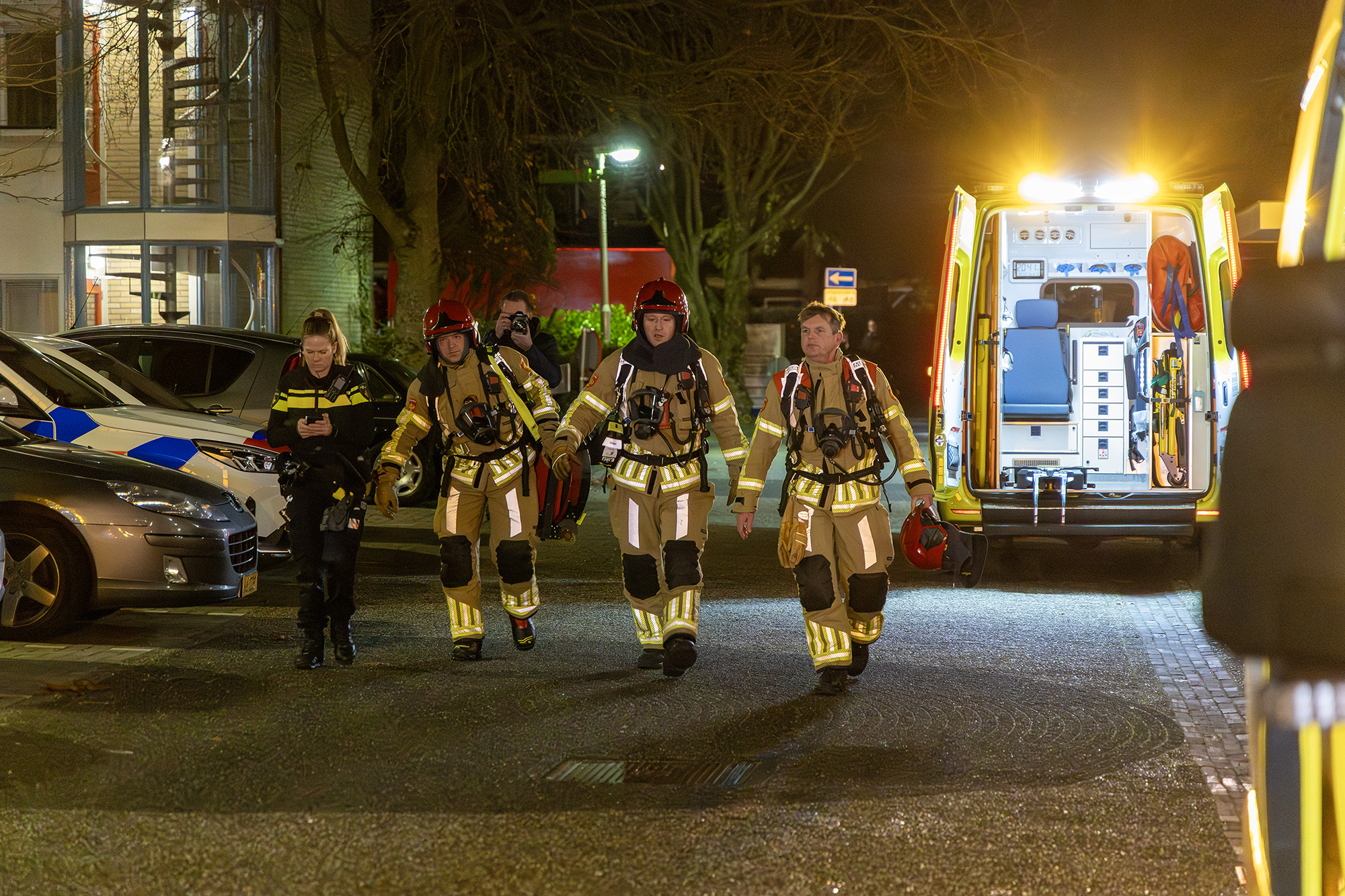 De brandweer bij het gebouw.