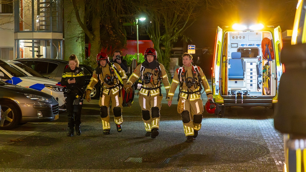 De brandweer bij het gebouw.