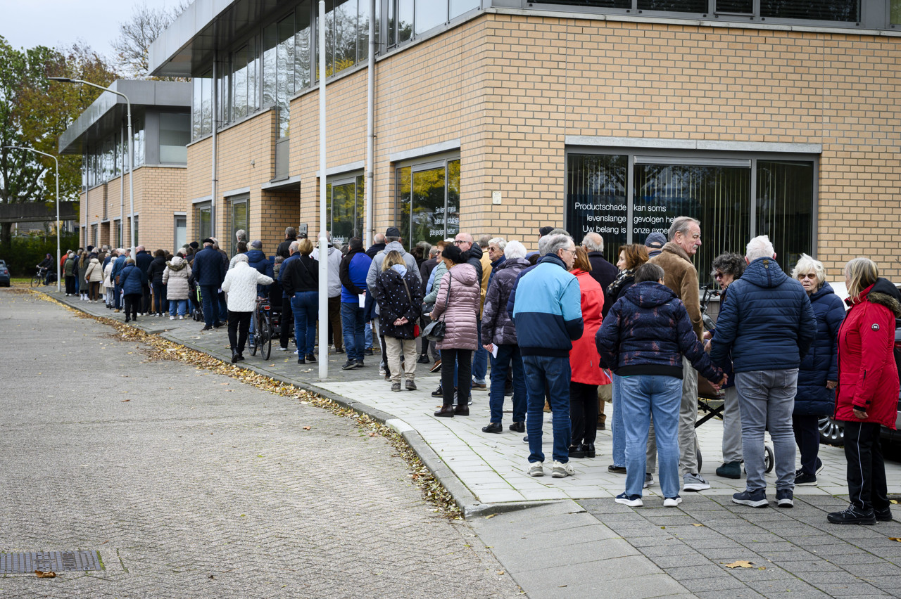 Mensen staan in de rij voor een griepprik