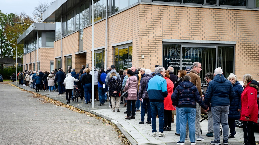 Mensen staan in de rij voor een griepprik