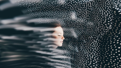 Geen nieuw woord, wel nieuwe betekenis: 'hallucineren' is Woord van het Jaar