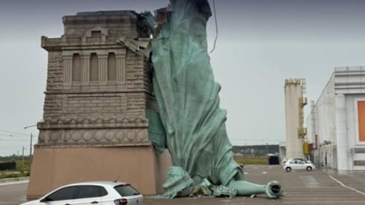 Standbeeld van 40 meter hoog valt om door harde wind in Brazilië, schade beperkt