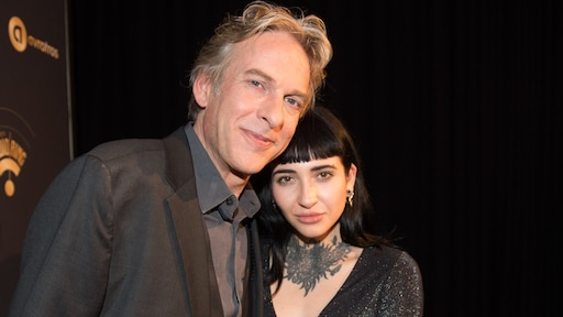 Christina Curry groeide op in angst door 'rare zaken' Adam Curry: 'Werd gedreigd dat iemand mij ging ontvoeren'