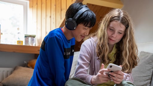 Ouders letten op schermtijd, maar vergeten het volume: 'Gehoorschade begint al op de iPad'