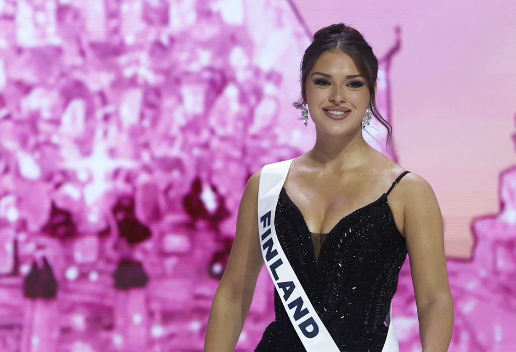Miss Finland verliest titel na racistisch gebaar: 'Niet zo bedoeld'