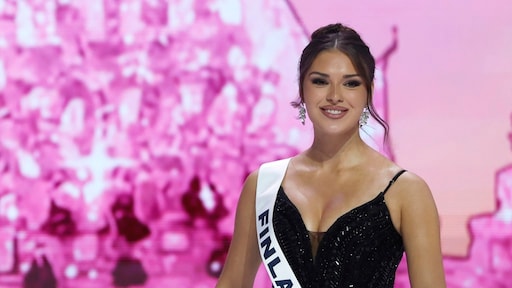 Miss Finland verliest titel na racistisch gebaar: 'Niet zo bedoeld'