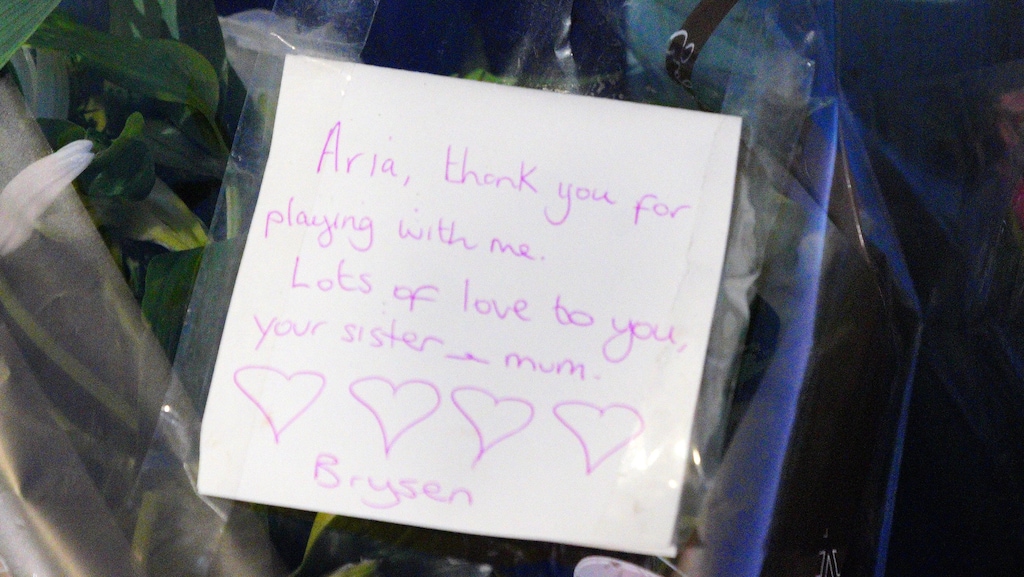 Bloemen met een briefje van een vriendinnetje van Aria