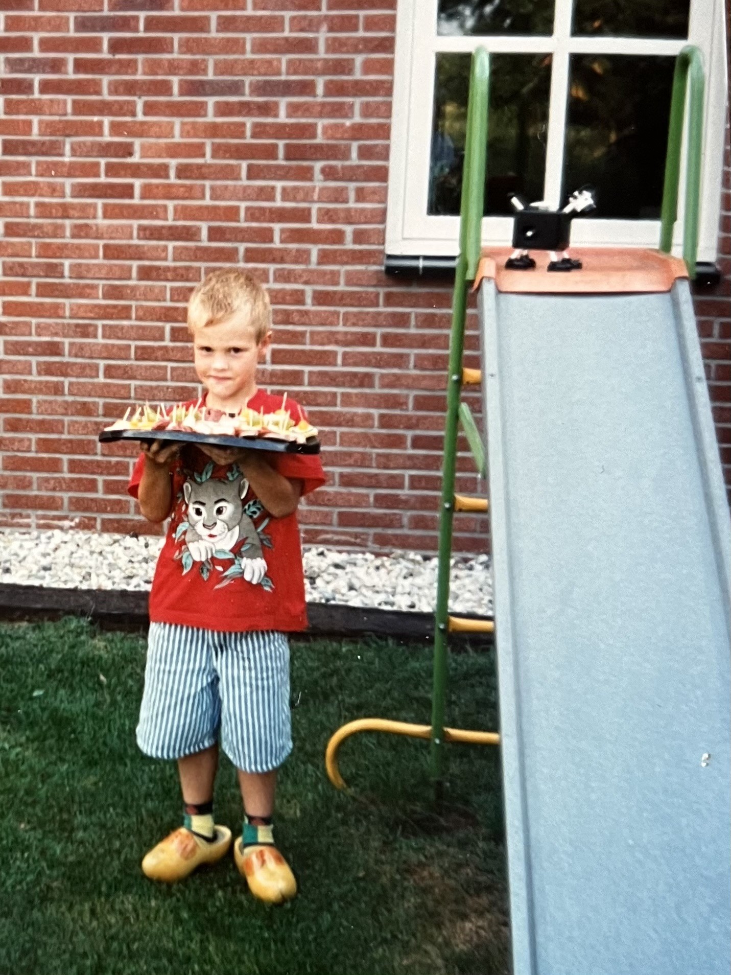 Kleine Wouter thuis op de boerderij.