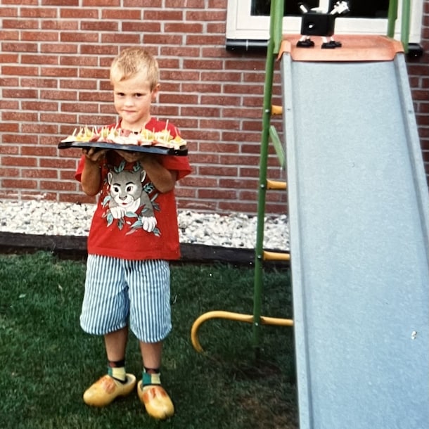 Kleine Wouter thuis op de boerderij.