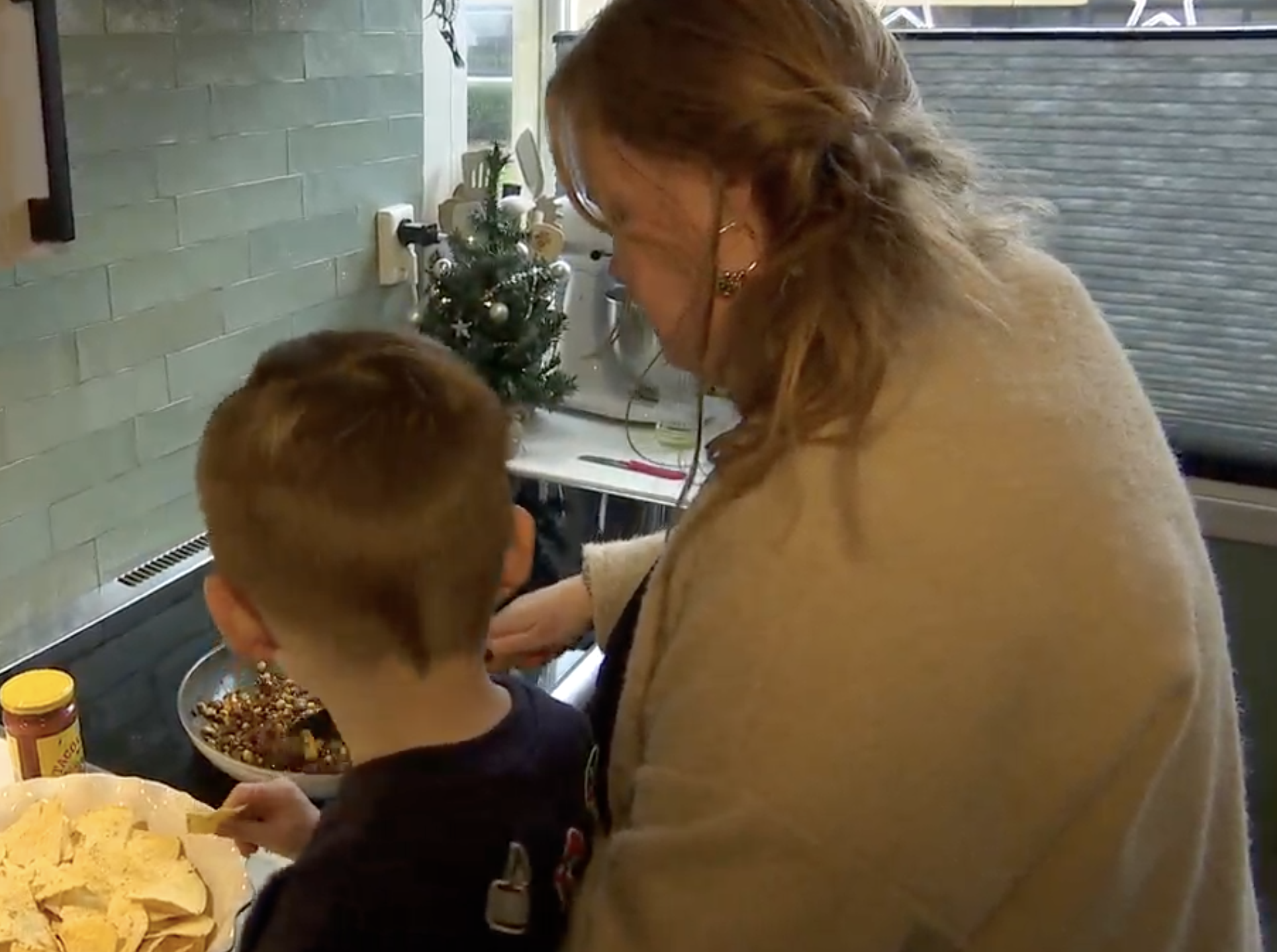 Milou Hofmeester maakt nog snel even de hapjes klaar voor het kerstfeest op school.
