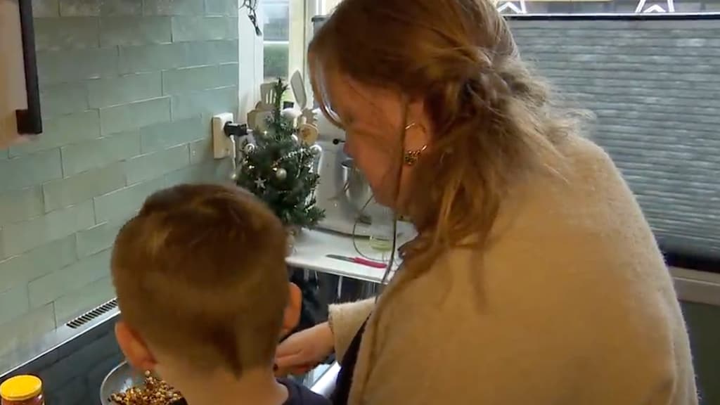 Milou Hofmeester maakt nog snel even de hapjes klaar voor het kerstfeest op school.