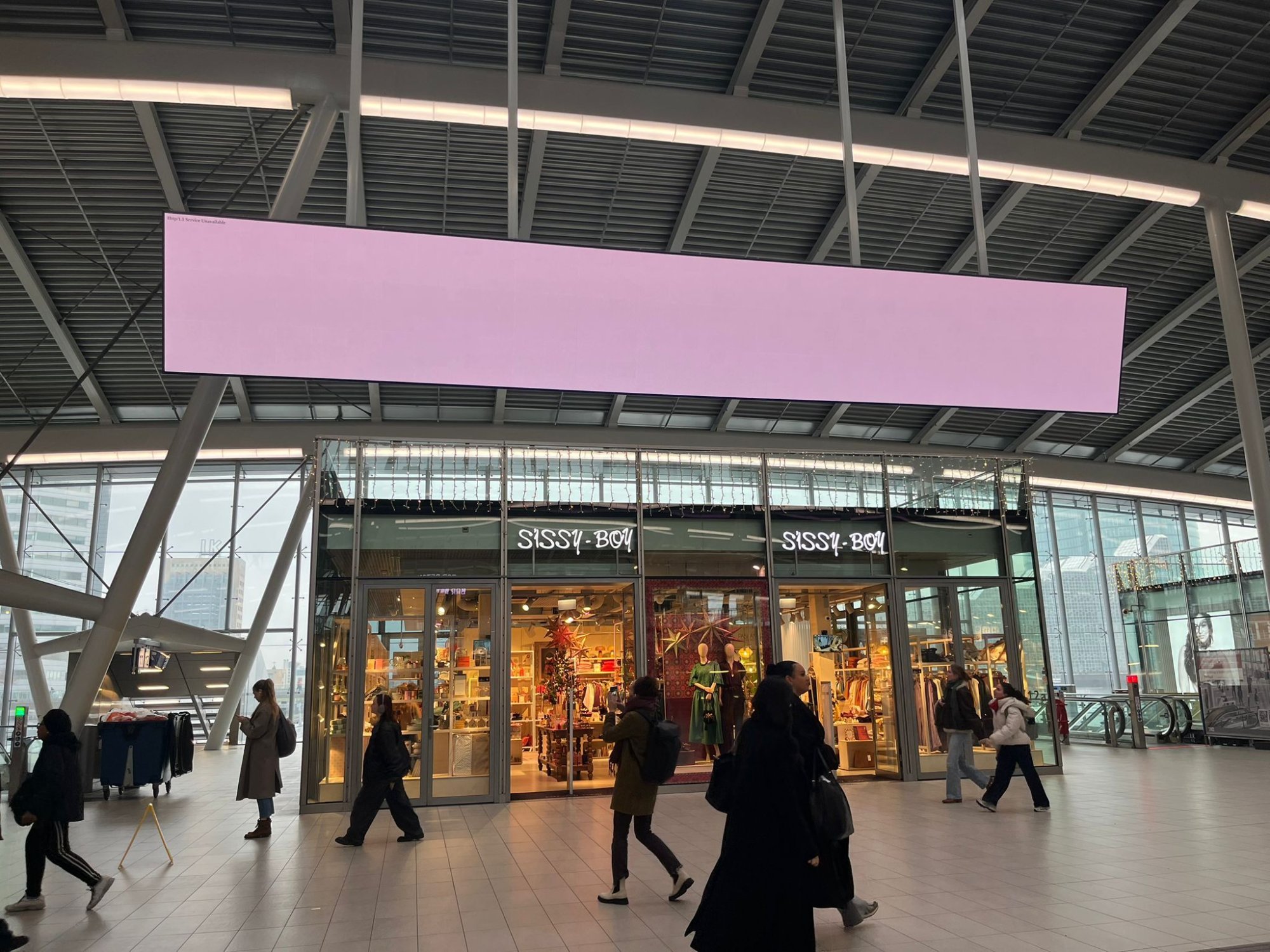 Ook het grote bord met reisinformatie op Utrecht Centraal is leeg.