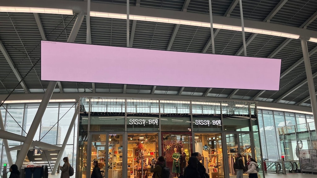Ook het grote bord met reisinformatie op Utrecht Centraal is leeg.