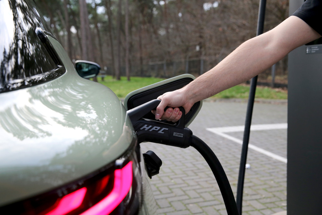 Elektrische rijders gebruiken hun auto meer, vooral in het weekeinde