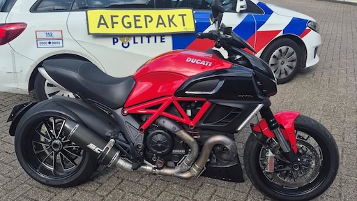 Met meer dan 200 km/u door Eindhoven: vlogger raakt rijbewijs en motor kwijt