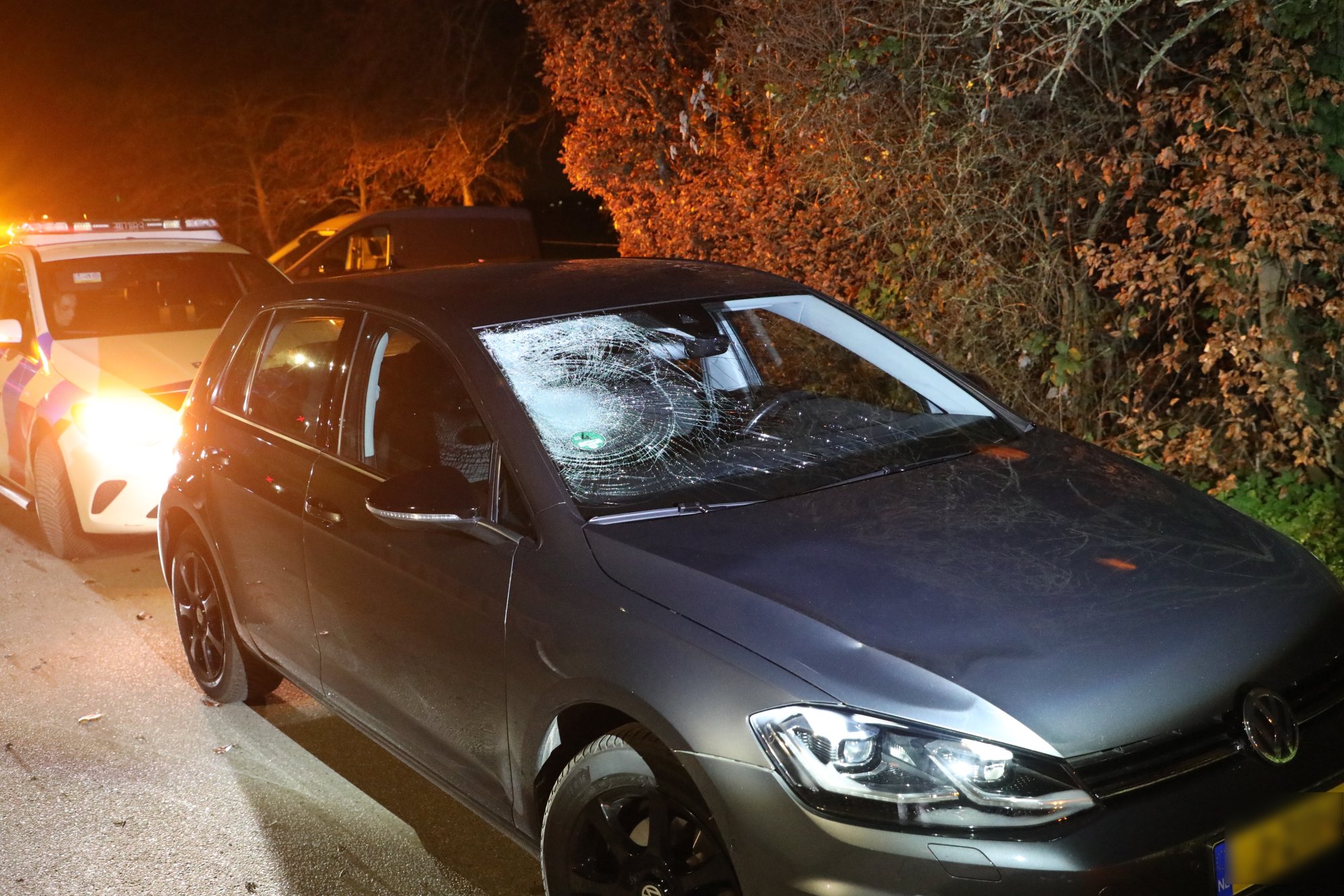 De auto is flink beschadigd.