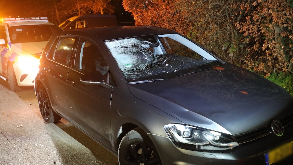 De auto is flink beschadigd.