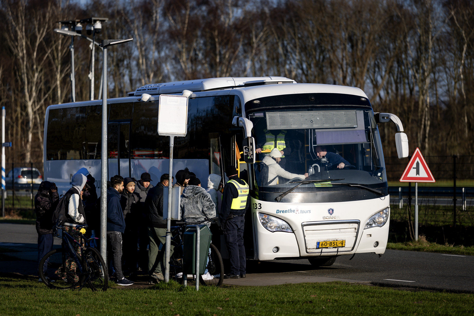 Keijzer eist per direct verkoop kaartjes op pendelbus azc Ter Apel