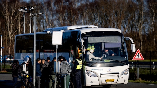 Keijzer eist per direct verkoop kaartjes op pendelbus azc Ter Apel
