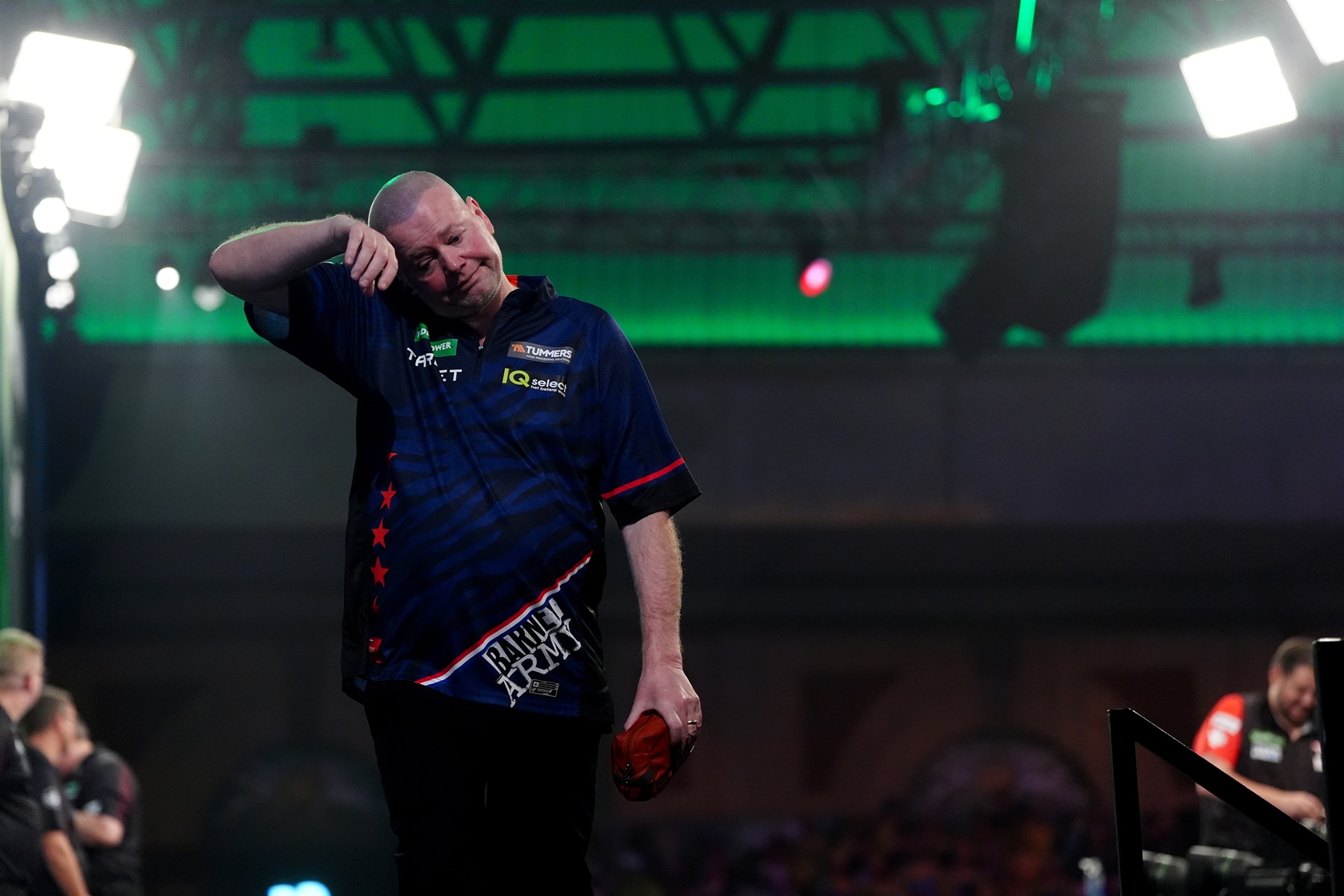 Van Barneveld in zak en as na vroege uitschakeling op WK darts: 'Vraag me af hoe het verder moet'
