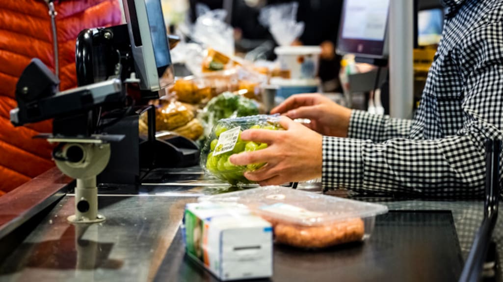 Vader woest als dochtertje (2) bij keel wordt gegrepen in supermarkt
