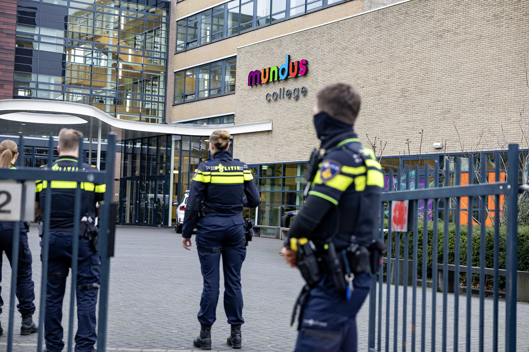 Jongen gewond bij steekpartij middelbare school Amsterdam, 6 aanhoudingen