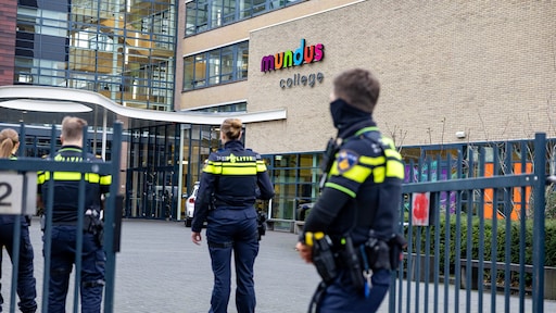 Jongen gewond bij steekpartij middelbare school Amsterdam, 6 aanhoudingen