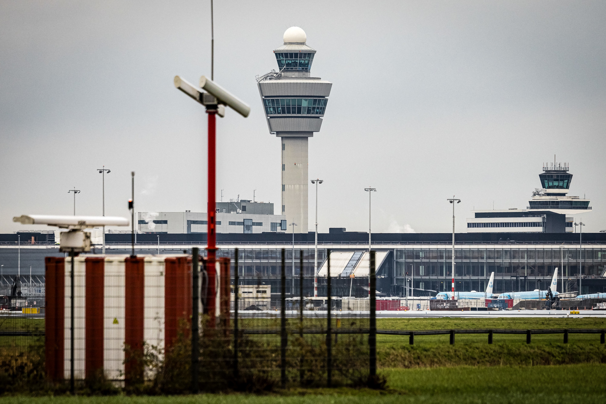 Storing in bagagesysteem Schiphol: duizenden reizigers zonder koffer