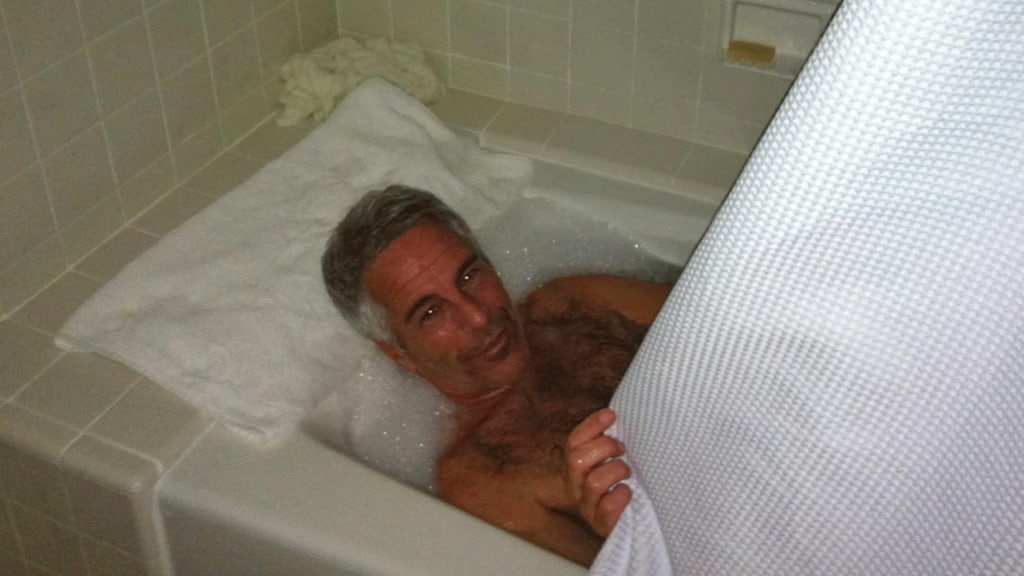 Ook deze foto van Epstein in bad maakt onderdeel uit van de documenten.