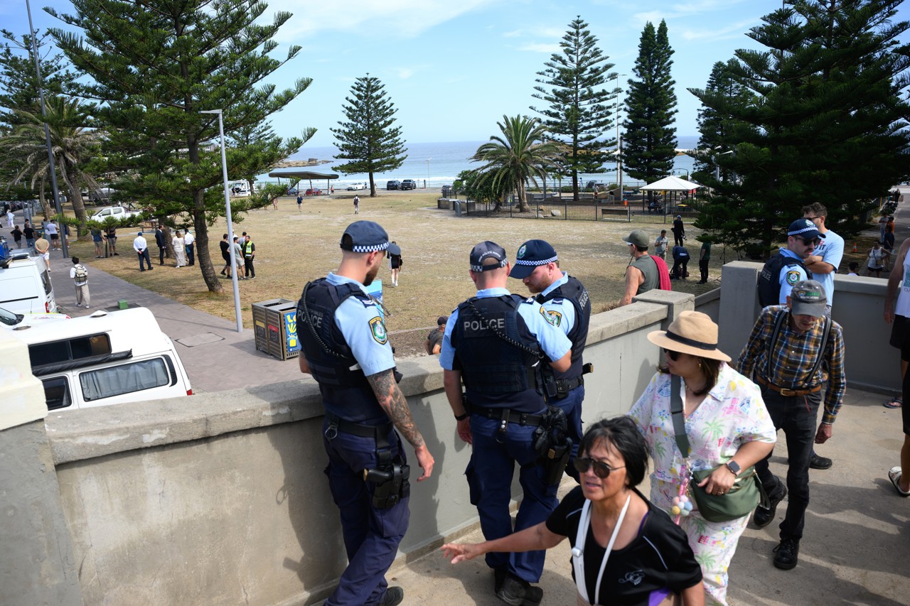 Zeven mannen aangehouden in Sydney om banden met schutters Bondi
