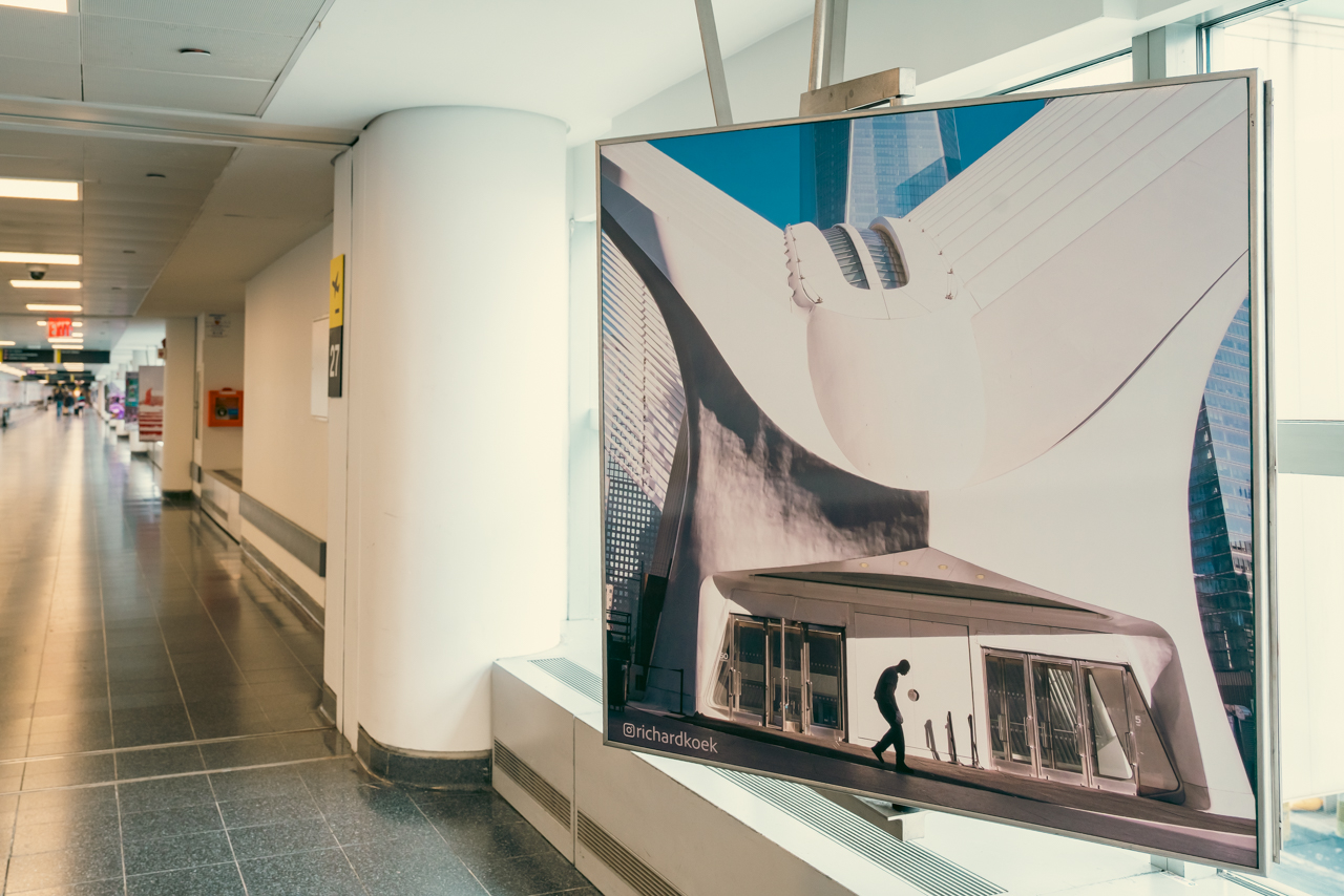 Een van de foto's van Richard Koek die op John F. Kennedy International Airport hangen.