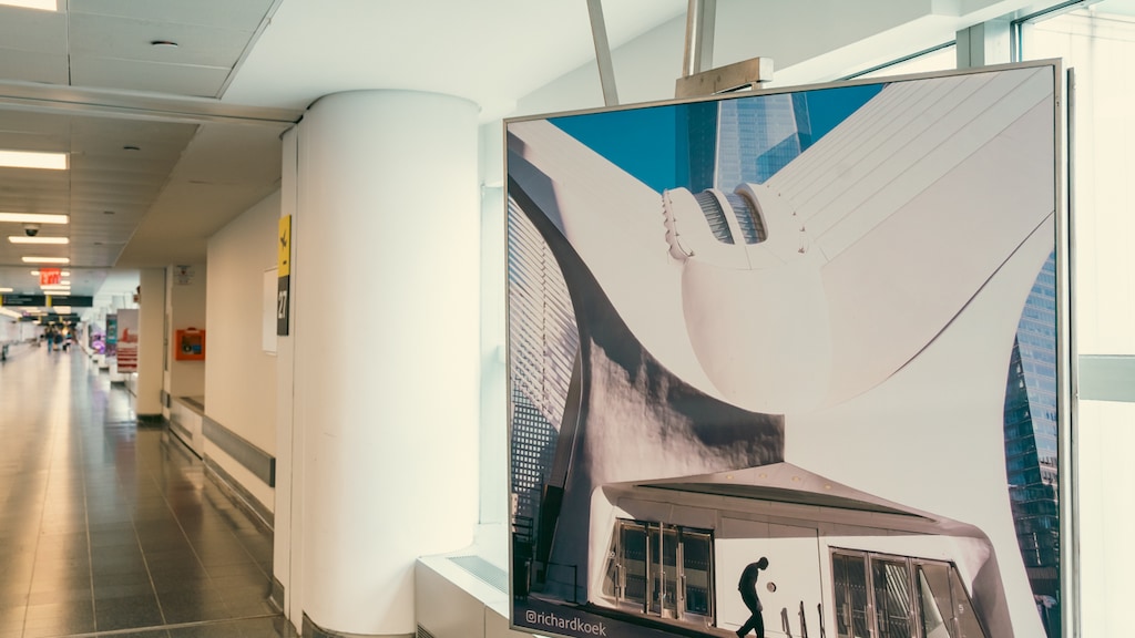 Een van de foto's van Richard Koek die op John F. Kennedy International Airport hangen.