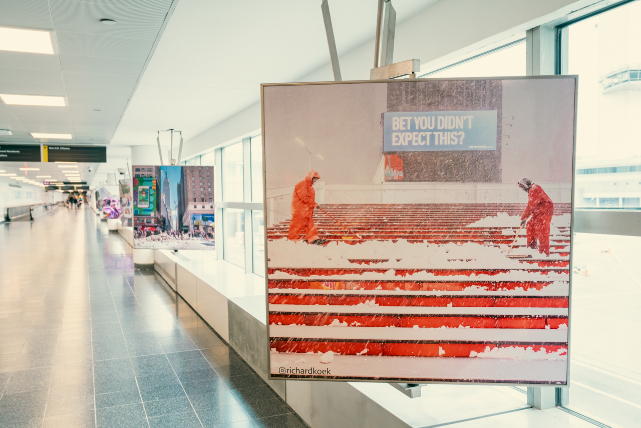 Een van de foto's van Richard Koek die op John F. Kennedy International Airport hangen.