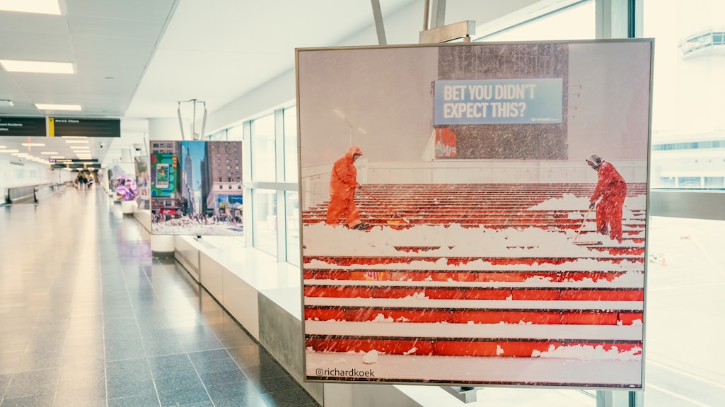 Een van de foto's van Richard Koek die op John F. Kennedy International Airport hangen.