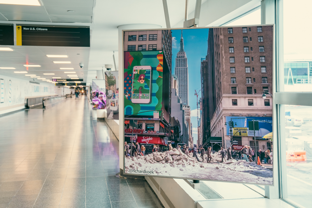 Een van de foto's van Richard Koek die op John F. Kennedy International Airport hangen.