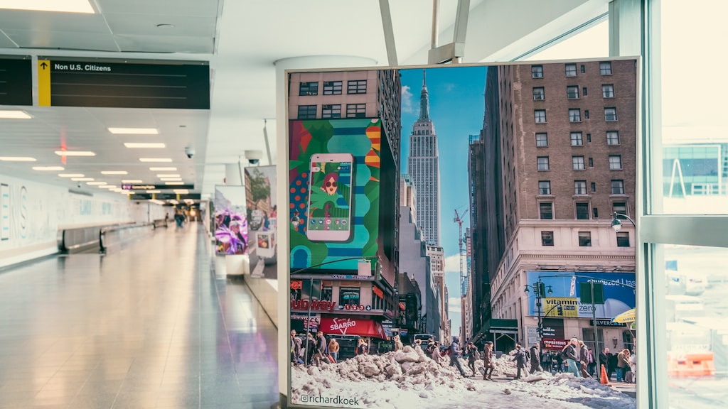 Een van de foto's van Richard Koek die op John F. Kennedy International Airport hangen.