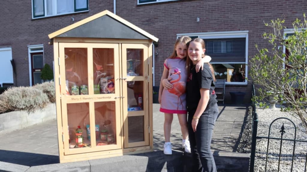 Mandely (links) en Marly (rechts) bij hun buurtkastje.