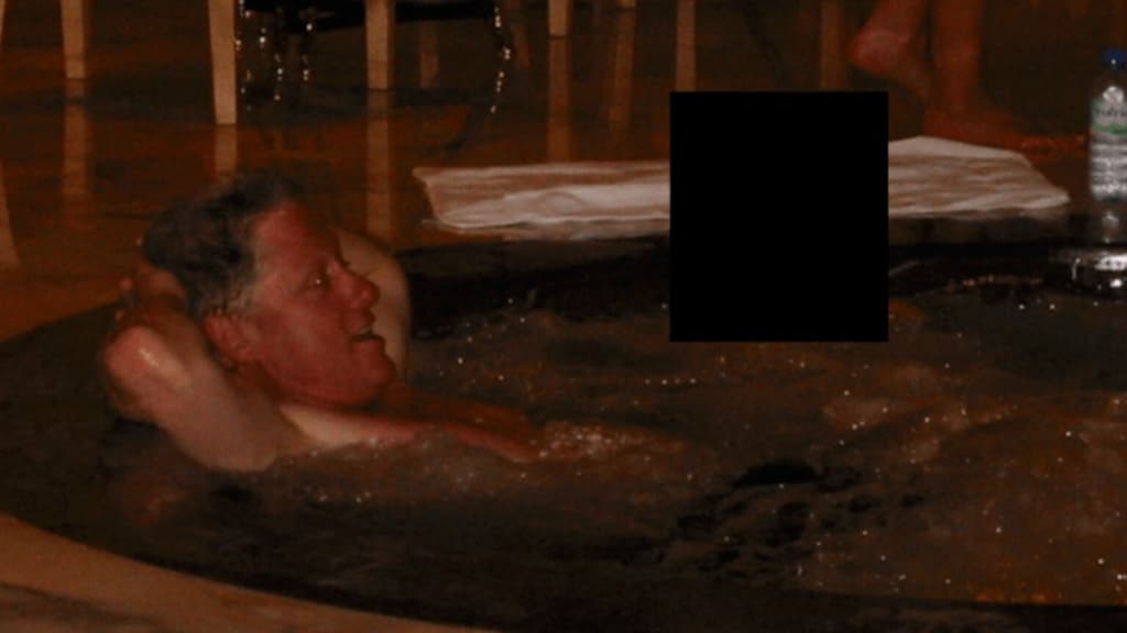 Een van de foto's van Bill Clinton, met een onherkenbaar gemaakte vrouw.