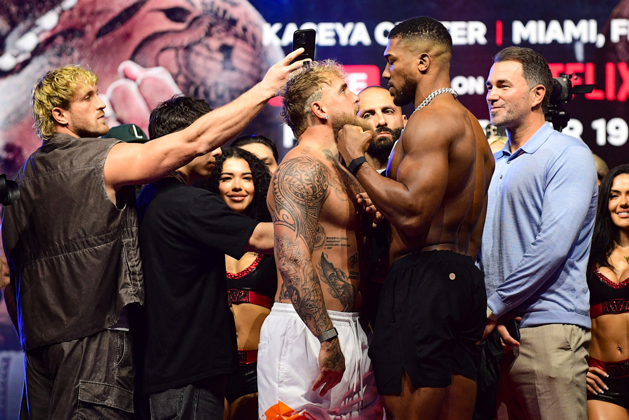 Jake Paul and Anthony Joshua een dag eerder tijdens het weegmoment.