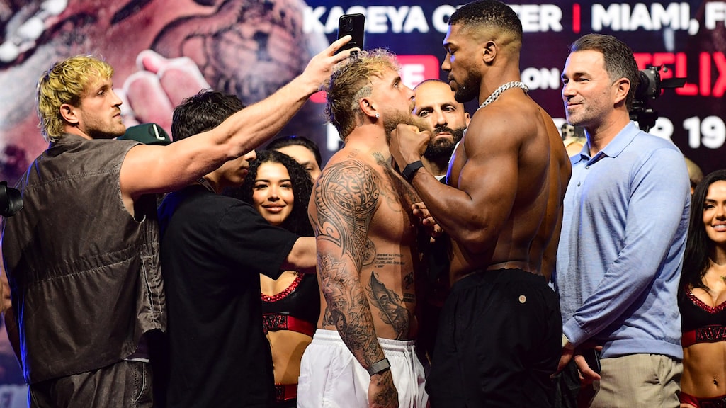 Jake Paul and Anthony Joshua een dag eerder tijdens het weegmoment.