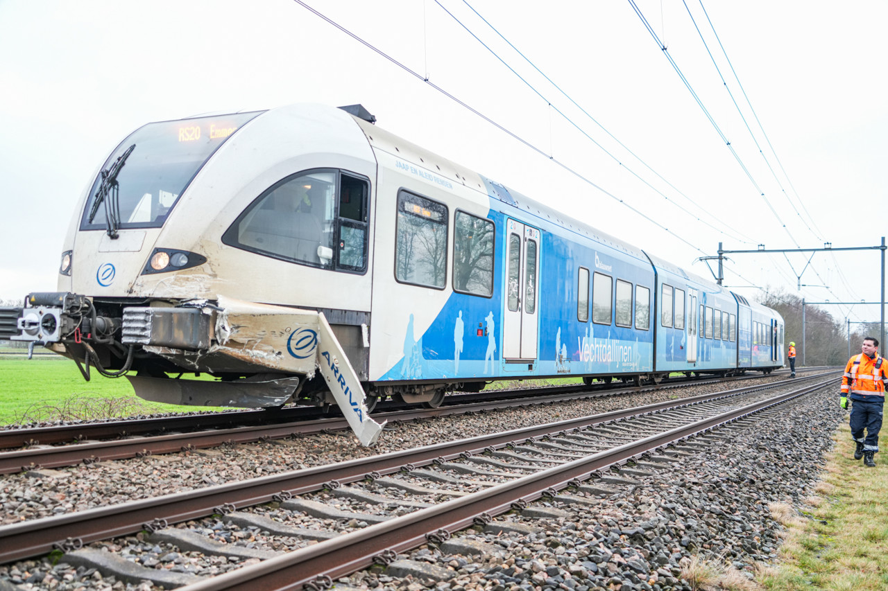 De trein is aan de linker voorkant beschadigd.