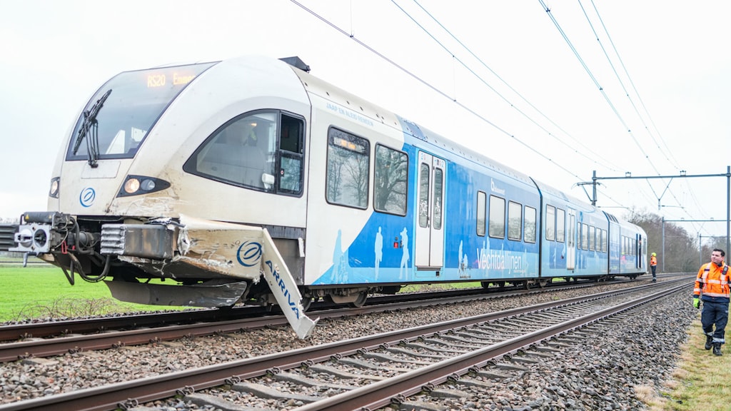 De trein is aan de linker voorkant beschadigd.