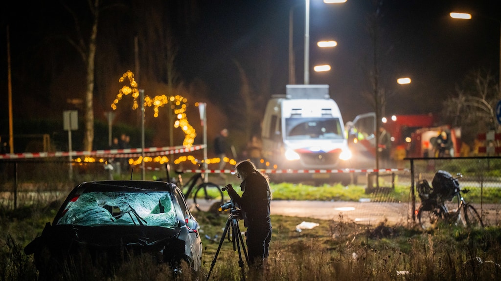 Auto rijdt in op groep mensen in Nunspeet, politie gaat niet uit van opzet